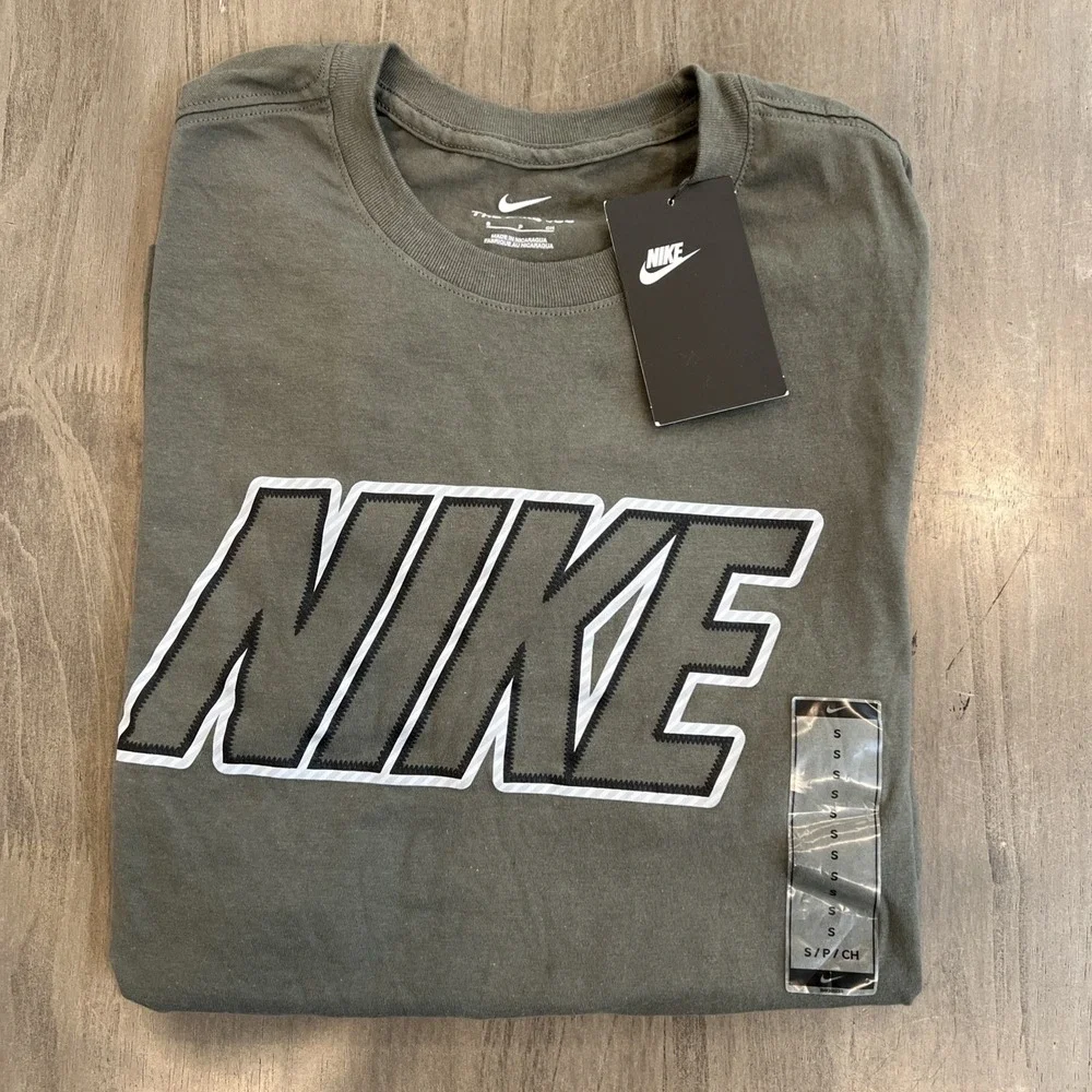 New with tag nike tshirt mens size small dark green short sleeve cotton